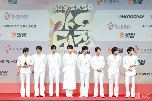 그룹 더보이즈(THE BOYZ)가 25일 인천시 중구 운서동 인스파이어 아레나에서 진행된 ‘2025 SBS&nbsp;가요대전’ 공연에 앞서 레드카펫을 밟고 있다. 사진=김규빈 기자