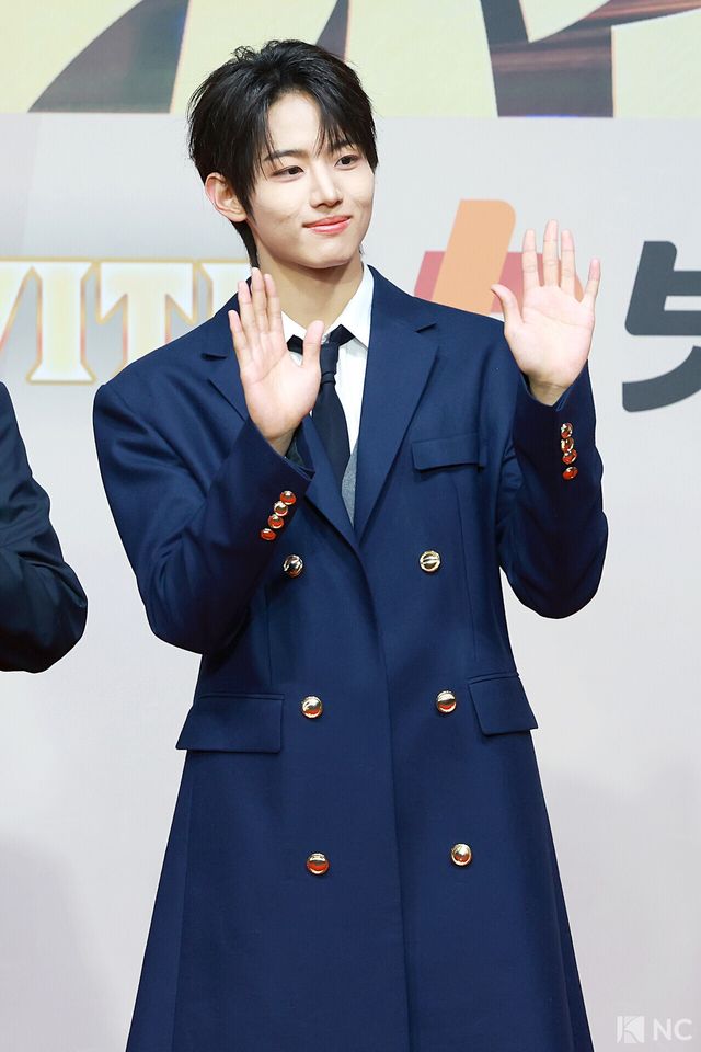 그룹 아이딧(IDID) 장용훈이 25일 인천시 중구 운서동 인스파이어 아레나에서 진행된 ‘2025 SBS&nbsp;가요대전’ 공연에 앞서 레드카펫을 밟고 있다. 사진=김규빈 기자