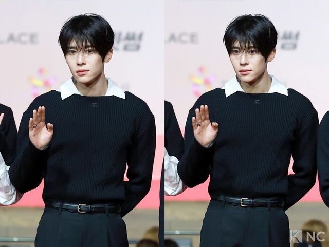 그룹 엔시티 위시(NCT WISH) 시온이 25일 인천시 중구 운서동 인스파이어 아레나에서 진행된 ‘2025 SBS&nbsp;가요대전’ 공연에 앞서 레드카펫을 밟고 있다. 사진=김규빈 기자