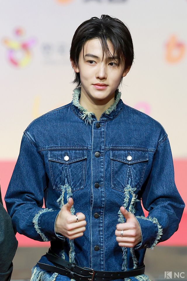 그룹 코르티스(CORTIS) 성현이 25일 인천시 중구 운서동 인스파이어 아레나에서 진행된 ‘2025 SBS&nbsp;가요대전’ 공연에 앞서 레드카펫을 밟고 있다. 사진=김규빈 기자