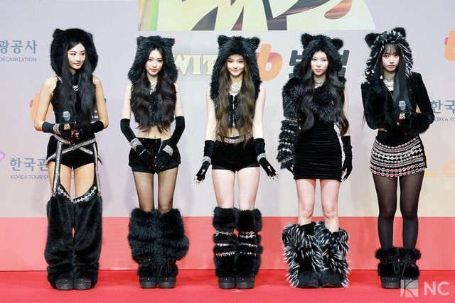 그룹 미야오(MEOVV)가 25일 인천시 중구 운서동 인스파이어 아레나에서 진행된 ‘2025 SBS&nbsp;가요대전’ 공연에 앞서 레드카펫을 밟고 있다. 사진=김규빈 기자