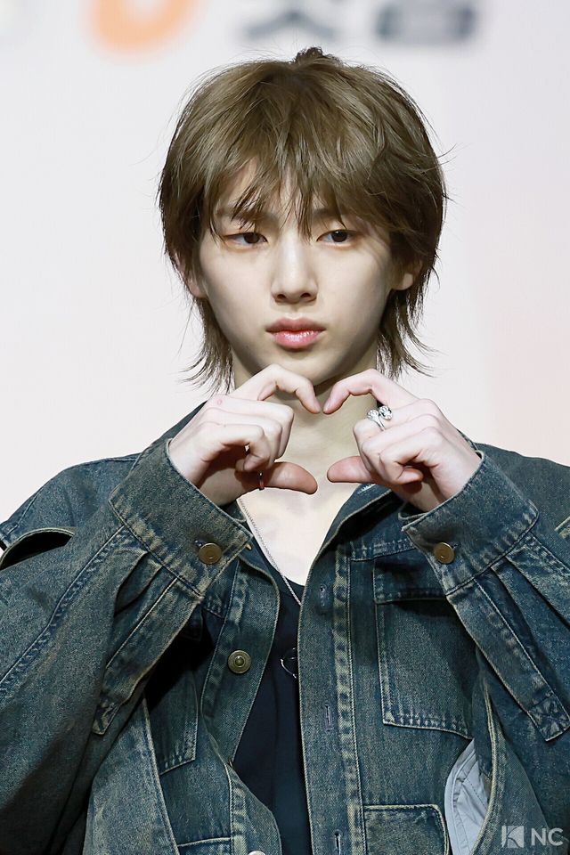 그룹 코르티스(CORTIS) 주훈이 25일 인천시 중구 운서동 인스파이어 아레나에서 진행된 ‘2025 SBS&nbsp;가요대전’ 공연에 앞서 레드카펫을 밟고 있다. 사진=김규빈 기자