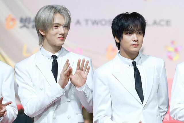 그룹 엔시티 드림(NCT DREAM) 지성, 해찬이 25일 인천시 중구 운서동 인스파이어 아레나에서 진행된 ‘2025 SBS&nbsp;가요대전’ 공연에 앞서 레드카펫을 밟고 있다. 사진=김규빈 기자