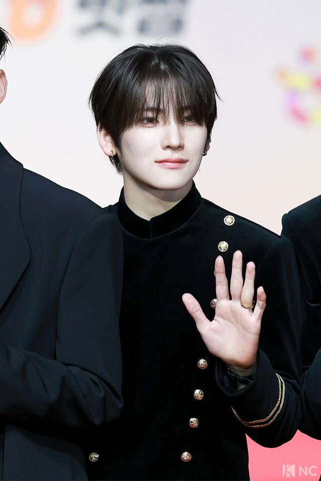 그룹 앤팀(&TEAM) 유마가 25일 인천시 중구 운서동 인스파이어 아레나에서 진행된 ‘2025 SBS&nbsp;가요대전’ 공연에 앞서 레드카펫을 밟고 있다. 사진=김규빈 기자