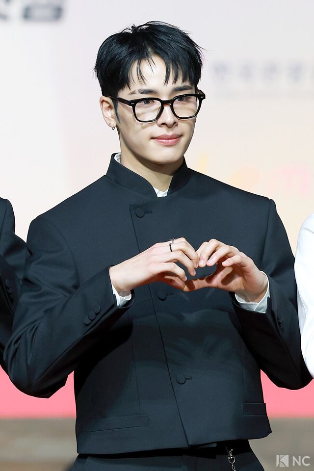 그룹 넥스지(NEXZ) 하루가 25일 인천시 중구 운서동 인스파이어 아레나에서 진행된 ‘2025 SBS&nbsp;가요대전’ 공연에 앞서 레드카펫을 밟고 있다. 사진=김규빈 기자