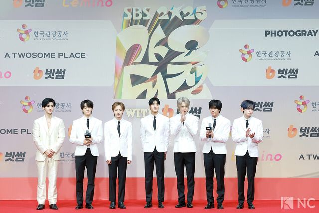 그룹 엔시티 드림(NCT DREAM)이 25일 인천시 중구 운서동 인스파이어 아레나에서 진행된 ‘2025 SBS&nbsp;가요대전’ 공연에 앞서 레드카펫을 밟고 있다. 사진=김규빈 기자
