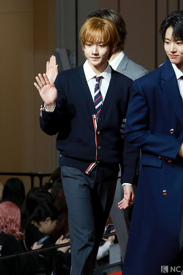 그룹 아이딧(IDID) 정세민이 25일 인천시 중구 운서동 인스파이어 아레나에서 진행된 ‘2025 SBS&nbsp;가요대전’ 공연에 앞서 레드카펫을 밟고 있다. 사진=김규빈 기자