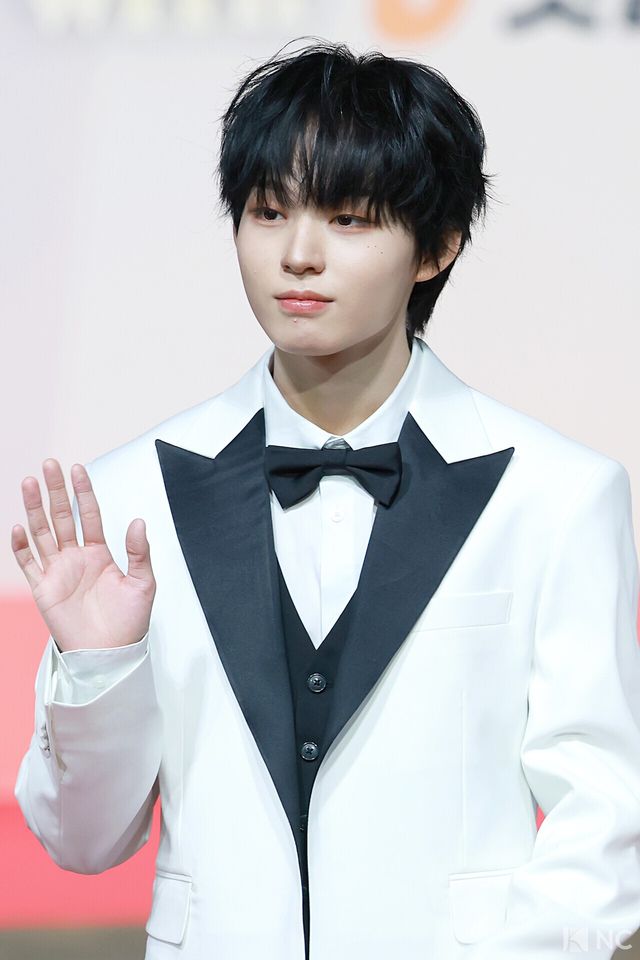 그룹 킥플립(KickFlip) 케이주가 25일 인천시 중구 운서동 인스파이어 아레나에서 진행된 ‘2025 SBS&nbsp;가요대전’ 공연에 앞서 레드카펫을 밟고 있다. 사진=김규빈 기자