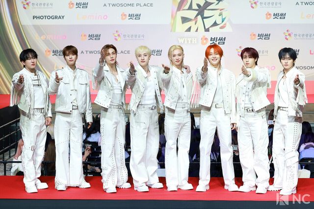 그룹 스트레이키즈(Stray Kids)가 25일 인천시 중구 운서동 인스파이어 아레나에서 진행된 ‘2025 SBS&nbsp;가요대전’ 공연에 앞서 레드카펫을 밟고 있다. 사진=김규빈 기자