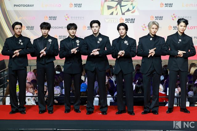 그룹 엔하이픈(ENHYPEN)이 25일 인천시 중구 운서동 인스파이어 아레나에서 진행된 ‘2025 SBS&nbsp;가요대전’ 공연에 앞서 레드카펫을 밟고 있다. 사진=김규빈 기자