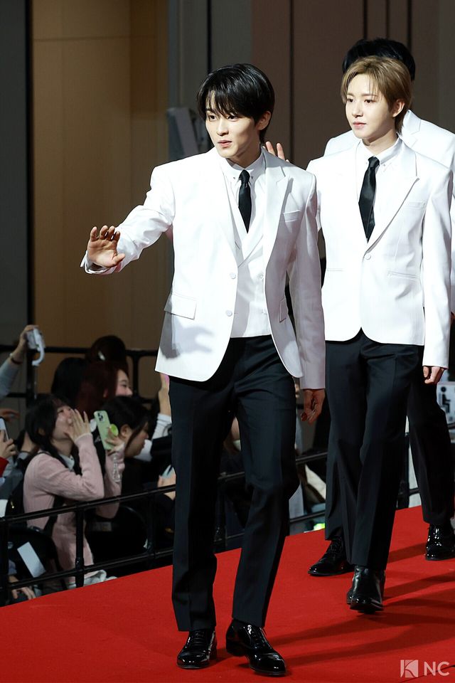 그룹 엔시티 드림(NCT DREAM) 마크가 25일 인천시 중구 운서동 인스파이어 아레나에서 진행된 ‘2025 SBS&nbsp;가요대전’ 공연에 앞서 레드카펫을 밟고 있다. 사진=김규빈 기자