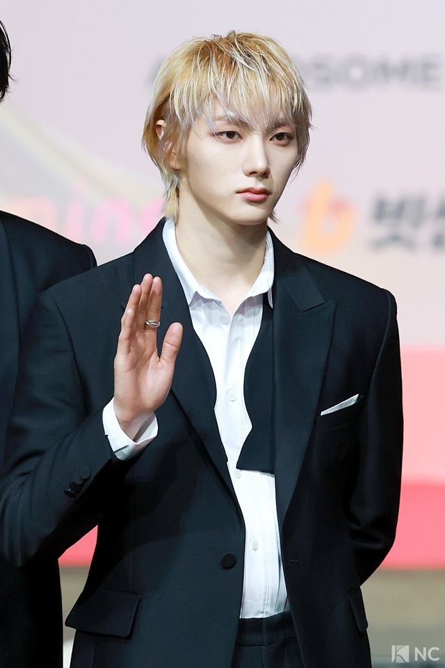 그룹 보이넥스트도어(BOYNEXTDOOR) 성호가 25일 인천시 중구 운서동 인스파이어 아레나에서 진행된 ‘2025 SBS&nbsp;가요대전’ 공연에 앞서 레드카펫을 밟고 있다. 사진=김규빈 기자