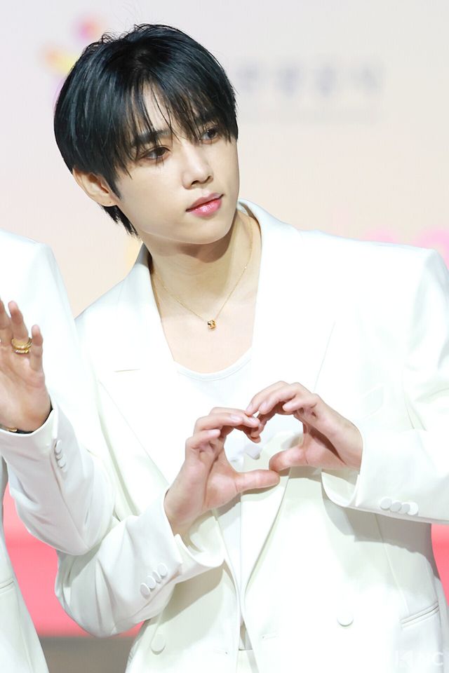 그룹 더보이즈(THE BOYZ) 선우가 25일 인천시 중구 운서동 인스파이어 아레나에서 진행된 ‘2025 SBS&nbsp;가요대전’ 공연에 앞서 레드카펫을 밟고 있다. 사진=김규빈 기자