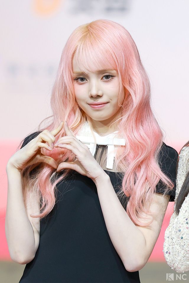 그룹 베이비돈크라이(Baby DONT Cry) 미아가 25일 인천시 중구 운서동 인스파이어 아레나에서 진행된 ‘2025 SBS&nbsp;가요대전’ 공연에 앞서 레드카펫을 밟고 있다. 사진=김규빈 기자