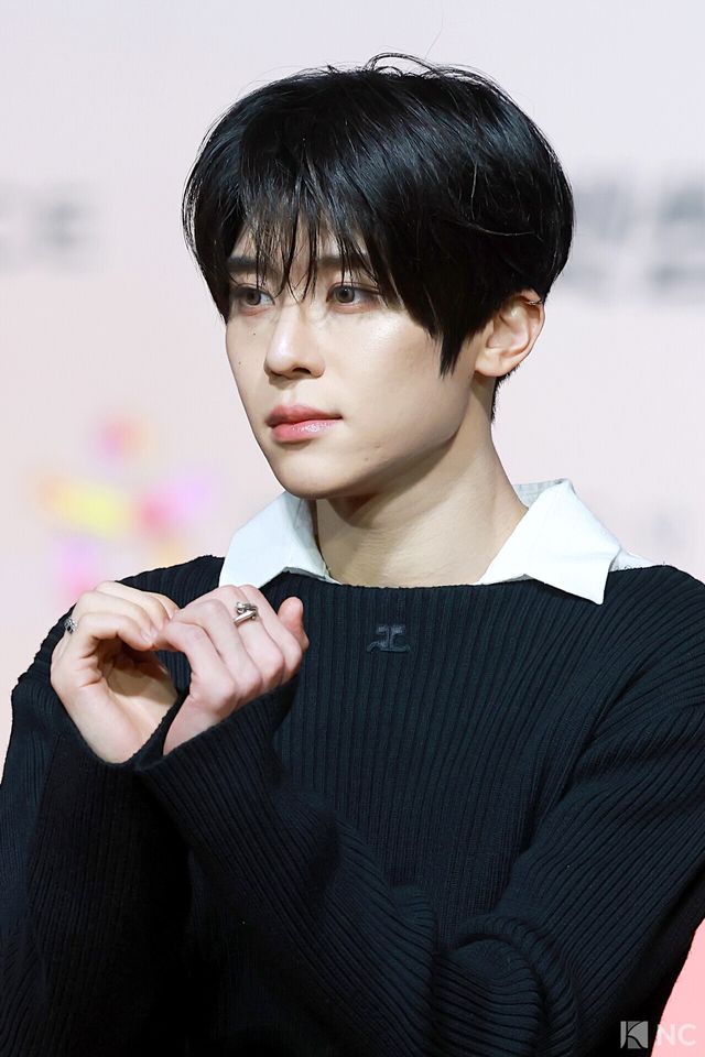 그룹 엔시티 위시(NCT WISH) 시온이 25일 인천시 중구 운서동 인스파이어 아레나에서 진행된 ‘2025 SBS&nbsp;가요대전’ 공연에 앞서 레드카펫을 밟고 있다. 사진=김규빈 기자