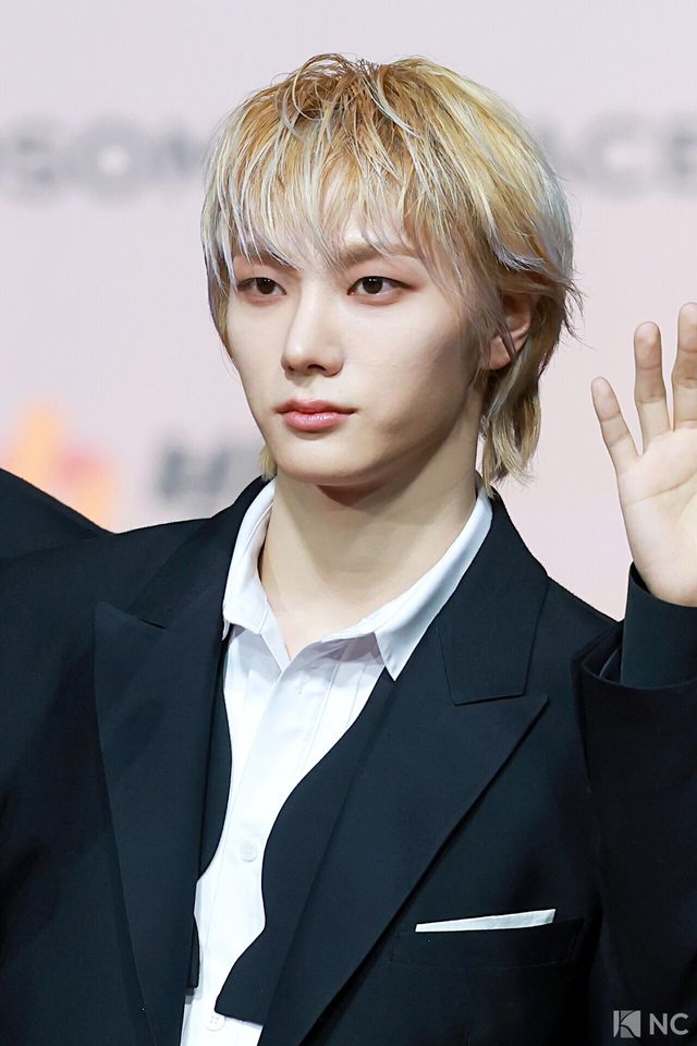 그룹 보이넥스트도어(BOYNEXTDOOR) 성호가 25일 인천시 중구 운서동 인스파이어 아레나에서 진행된 ‘2025 SBS&nbsp;가요대전’ 공연에 앞서 레드카펫을 밟고 있다. 사진=김규빈 기자