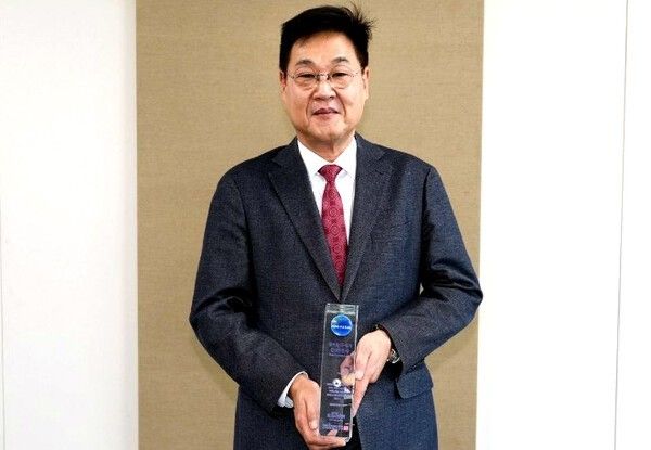 Jeong Mun-heon, Mayor of Jongno-gu, Seoul, poses during a commemorative photo session after receiving the Merit Award at the 2025 Global K-Culture Awards. Photo by The Heaven Cultural Foundation.