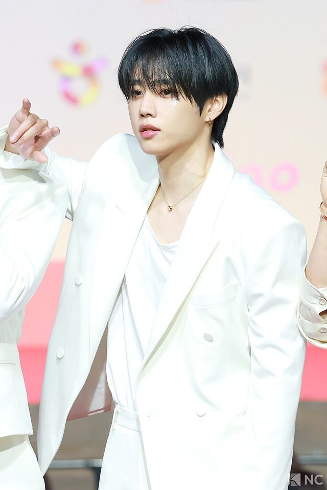 그룹 더보이즈(THE BOYZ) 선우가 25일 인천시 중구 운서동 인스파이어 아레나에서 진행된 ‘2025 SBS&nbsp;가요대전’ 공연에 앞서 레드카펫을 밟고 있다. 사진=김규빈 기자