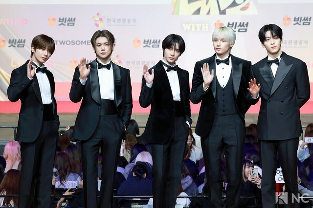 그룹 투모로우바이투게더(TOMORROW X TOGETHER)가&nbsp;25일 인천시 중구 운서동 인스파이어 아레나에서 진행된 ‘2025 SBS&nbsp;가요대전’ 공연에 앞서 레드카펫을 밟고 있다. 사진=김규빈 기자