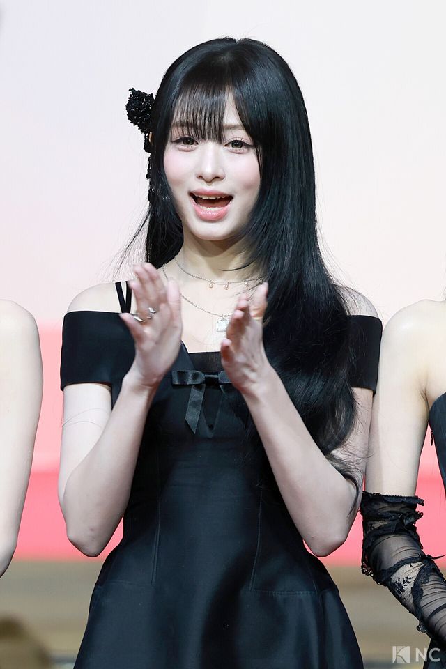 그룹 베이비몬스터(BABY MONSTER) 아현이 25일 인천시 중구 운서동 인스파이어 아레나에서 진행된 ‘2025 SBS&nbsp;가요대전’ 공연에 앞서 레드카펫을 밟고 있다. 사진=김규빈 기자