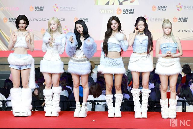 그룹 엔믹스(NMIXX)가 25일 인천시 중구 운서동 인스파이어 아레나에서 진행된 ‘2025 SBS&nbsp;가요대전’ 공연에 앞서 레드카펫을 밟고 있다. 사진=김규빈 기자