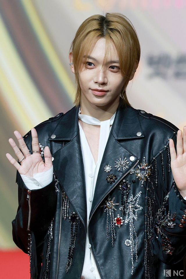 그룹 아홉(AHOF) 장슈아이보가 25일 인천시 중구 운서동 인스파이어 아레나에서 진행된 ‘2025 SBS&nbsp;가요대전’ 공연에 앞서 레드카펫을 밟고 있다. 사진=김규빈 기자