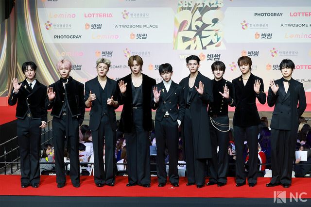 그룹 앤팀(&TEAM)이 25일 인천시 중구 운서동 인스파이어 아레나에서 진행된 ‘2025 SBS&nbsp;가요대전’ 공연에 앞서 레드카펫을 밟고 있다. 사진=김규빈 기자