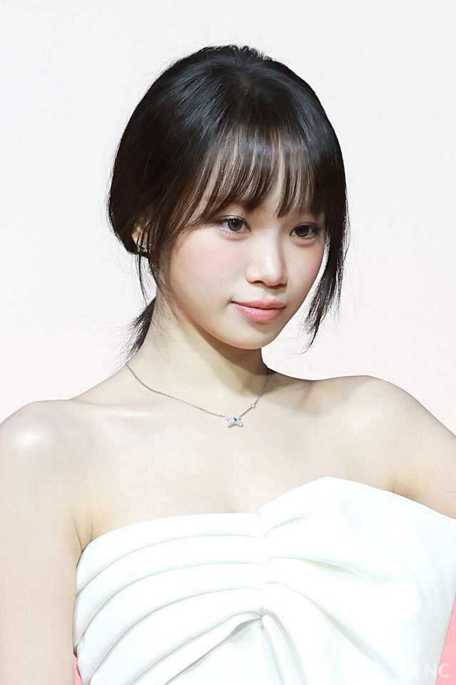 그룹 르세라핌(LE SSERAFIM) 채원이 25일 인천시 중구 운서동 인스파이어 아레나에서 진행된 ‘2025 SBS&nbsp;가요대전’ 공연에 앞서 레드카펫을 밟고 있다. 사진=김규빈 기자