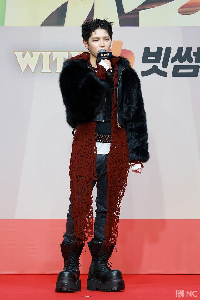 그룹 NCT 127 태용이 25일 인천시 중구 운서동 인스파이어 아레나에서 진행된 ‘2025 SBS&nbsp;가요대전’ 공연에 앞서 레드카펫을 밟고 있다. 사진=김규빈 기자