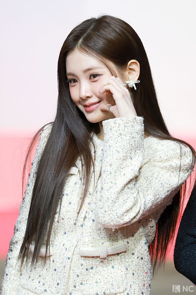 그룹 베이비돈크라이(Baby DONT Cry) 이현이 25일 인천시 중구 운서동 인스파이어 아레나에서 진행된 ‘2025 SBS&nbsp;가요대전’ 공연에 앞서 레드카펫을 밟고 있다. 사진=김규빈 기자