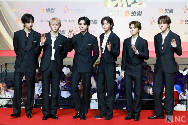 그룹 보이넥스트도어(BOYNEXTDOOR)가 25일 인천시 중구 운서동 인스파이어 아레나에서 진행된 ‘2025 SBS&nbsp;가요대전’ 공연에 앞서 레드카펫을 밟고 있다. 사진=김규빈 기자