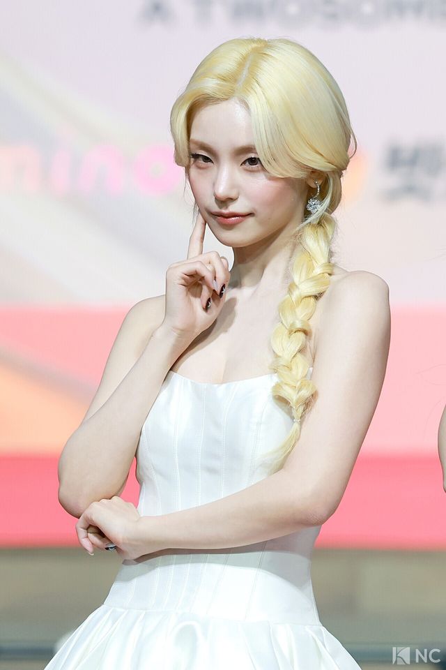 그룹 있지(ITZY) 예지가 25일 인천시 중구 운서동 인스파이어 아레나에서 진행된 ‘2025 SBS&nbsp;가요대전’ 공연에 앞서 레드카펫을 밟고 있다. 사진=김규빈 기자