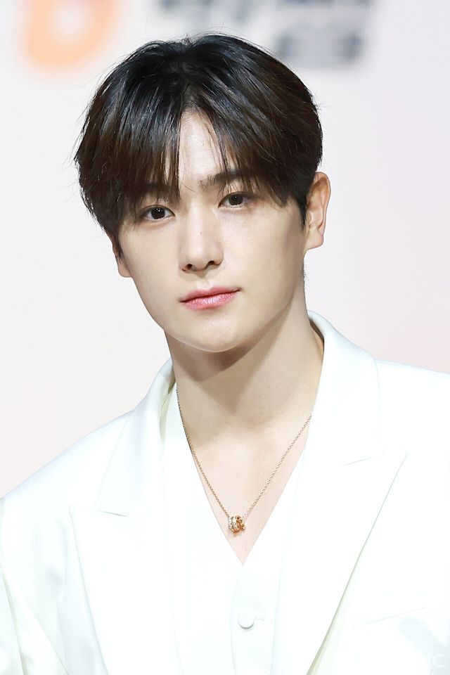 그룹 더보이즈(THE BOYZ) 현재가 25일 인천시 중구 운서동 인스파이어 아레나에서 진행된 ‘2025 SBS&nbsp;가요대전’ 공연에 앞서 레드카펫을 밟고 있다. 사진=김규빈 기자