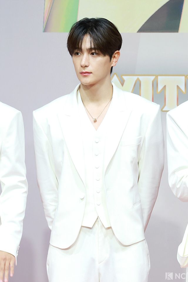 그룹 더보이즈(THE BOYZ) 현재가 25일 인천시 중구 운서동 인스파이어 아레나에서 진행된 ‘2025 SBS&nbsp;가요대전’ 공연에 앞서 레드카펫을 밟고 있다. 사진=김규빈 기자