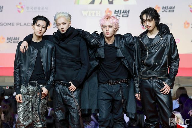 그룹 에이엠피(AxMxP)가 25일 인천시 중구 운서동 인스파이어 아레나에서 진행된 ‘2025 SBS&nbsp;가요대전’ 공연에 앞서 레드카펫을 밟고 있다. 사진=김규빈 기자