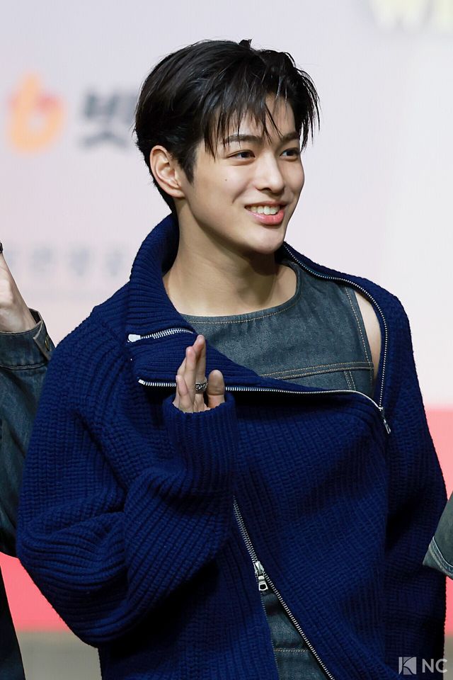 그룹 코르티스(CORTIS) 건호가 25일 인천시 중구 운서동 인스파이어 아레나에서 진행된 ‘2025 SBS&nbsp;가요대전’ 공연에 앞서 레드카펫을 밟고 있다. 사진=김규빈 기자