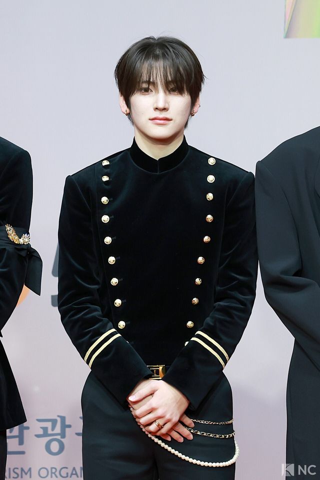 그룹 앤팀(&TEAM) 유마가 25일 인천시 중구 운서동 인스파이어 아레나에서 진행된 ‘2025 SBS&nbsp;가요대전’ 공연에 앞서 레드카펫을 밟고 있다. 사진=김규빈 기자