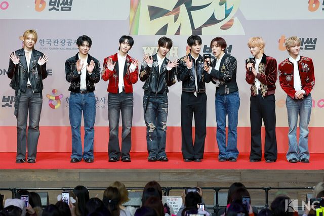 그룹 아홉(AHOF)이 25일 인천시 중구 운서동 인스파이어 아레나에서 진행된 ‘2025 SBS&nbsp;가요대전’ 공연에 앞서 레드카펫을 밟고 있다. 올해 ‘SBS 가요대전’은 ‘골든 루프(Golden Loop)’를 주제로, 찬란하게 빛난 2025년 K-POP의 여정을 돌아보며 다가올 내일에도 무한히 확장하고 더욱 밝게 빛날 여정을 이어간다는 의미를 담아 펼쳐질 예정이다.