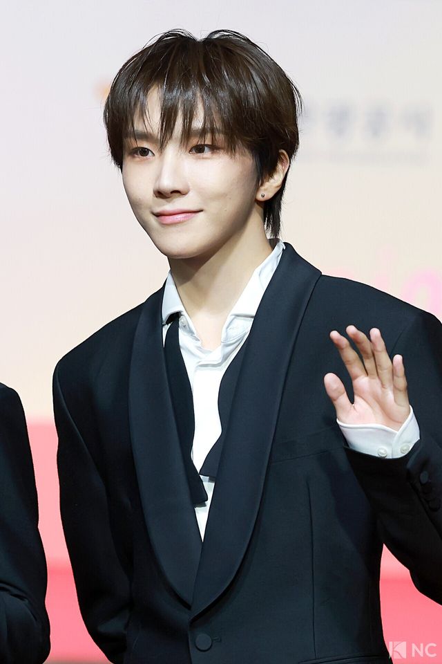 그룹 보이넥스트도어(BOY NEXT DOOR) 운학이 25일 인천시 중구 운서동 인스파이어 아레나에서 진행된 ‘2025 SBS&nbsp;가요대전’ 공연에 앞서 레드카펫을 밟고 있다. 사진=김규빈 기자