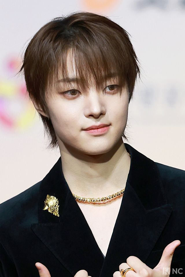 그룹 앤팀(&TEAM) 의주가 25일 인천시 중구 운서동 인스파이어 아레나에서 진행된 ‘2025 SBS&nbsp;가요대전’ 공연에 앞서 레드카펫을 밟고 있다. 사진=김규빈 기자