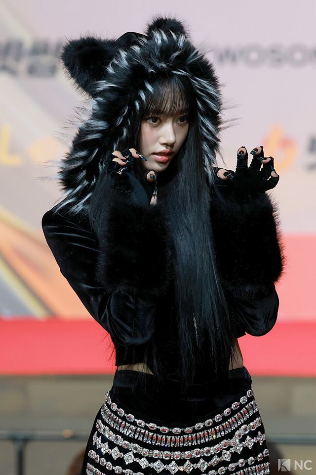 그룹 미야오(MEOVV) 수인이 25일 인천시 중구 운서동 인스파이어 아레나에서 진행된 ‘2025 SBS&nbsp;가요대전’ 공연에 앞서 레드카펫을 밟고 있다. 사진=김규빈 기자