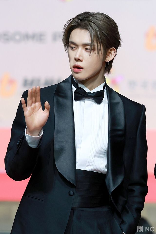 그룹 투모로우바이투게더(TOMORROW X TOGETHER) 연준이 25일 인천시 중구 운서동 인스파이어 아레나에서 진행된 ‘2025 SBS&nbsp;가요대전’ 공연에 앞서 레드카펫을 밟고 있다. 사진=김규빈 기자