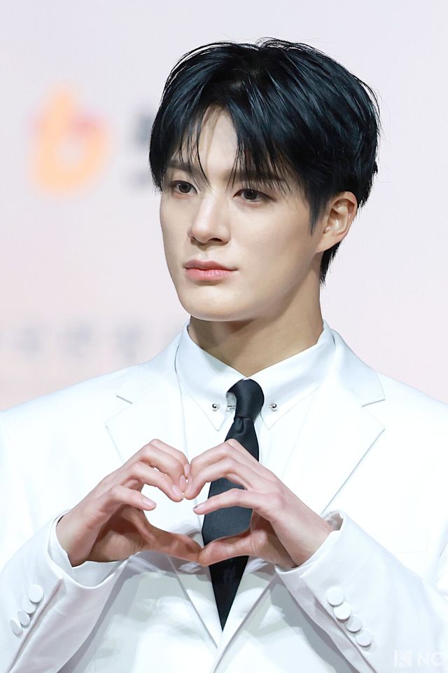 그룹 엔시티 드림(NCT DREAM) 제노가 25일 인천시 중구 운서동 인스파이어 아레나에서 진행된 ‘2025 SBS&nbsp;가요대전’ 공연에 앞서 레드카펫을 밟고 있다. 사진=김규빈 기자