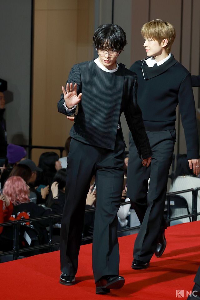 그룹 엔시티 위시(NCT WISH) 리쿠가 25일 인천시 중구 운서동 인스파이어 아레나에서 진행된 ‘2025 SBS&nbsp;가요대전’ 공연에 앞서 레드카펫을 밟고 있다. 사진=김규빈 기자