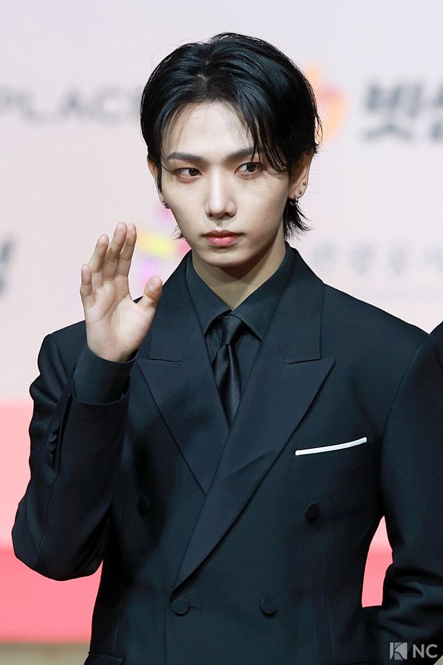 그룹 보이넥스트도어(BOYNEXTDOOR) 명재현이 25일 인천시 중구 운서동 인스파이어 아레나에서 진행된 ‘2025 SBS&nbsp;가요대전’ 공연에 앞서 레드카펫을 밟고 있다. 사진=김규빈 기자