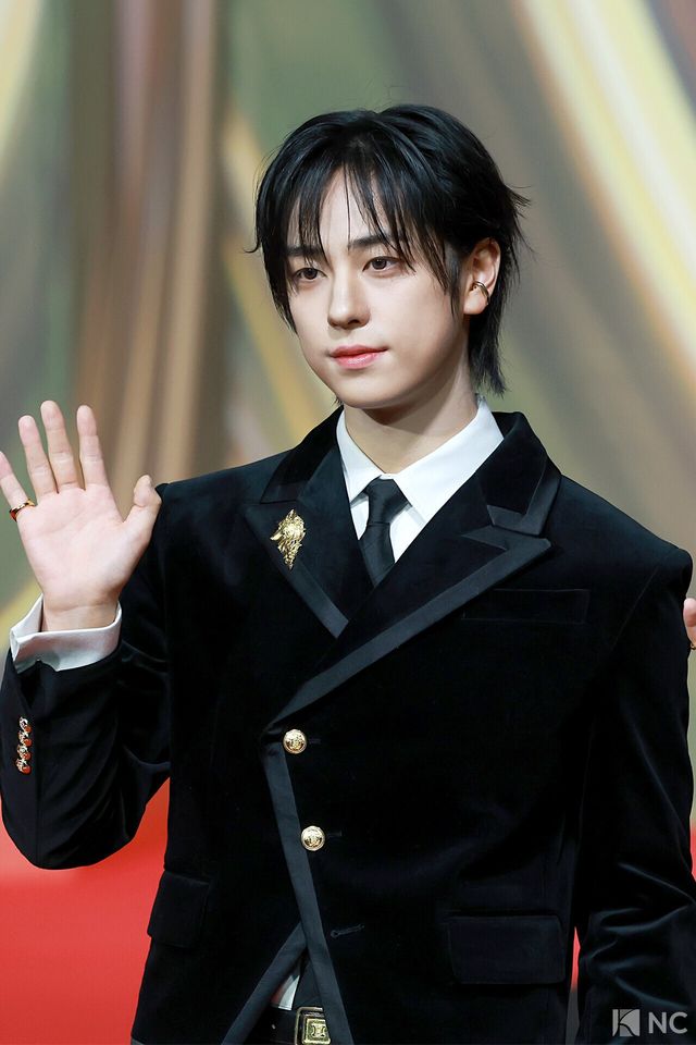 그룹 앤팀(&TEAM) 타키가 25일 인천시 중구 운서동 인스파이어 아레나에서 진행된 ‘2025 SBS&nbsp;가요대전’ 공연에 앞서 레드카펫을 밟고 있다. 사진=김규빈 기자