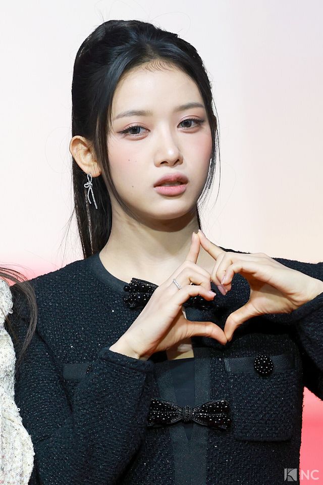 그룹 베이비돈크라이(Baby DONT Cry) 쿠미가 25일 인천시 중구 운서동 인스파이어 아레나에서 진행된 ‘2025 SBS&nbsp;가요대전’ 공연에 앞서 레드카펫을 밟고 있다. 사진=김규빈 기자