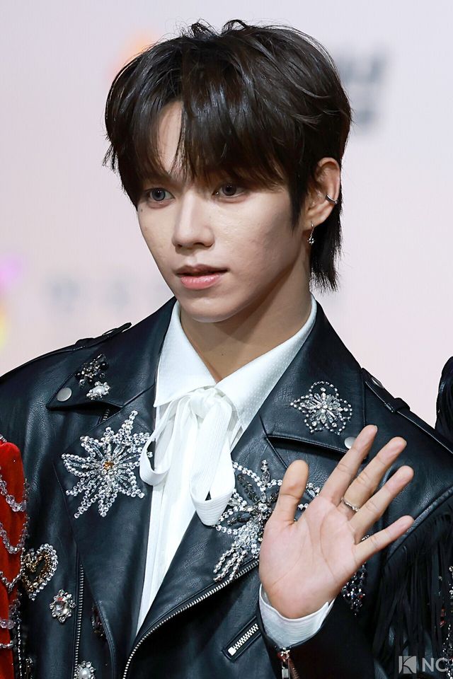 그룹 아홉(AHOF) 제이엘이 25일 인천시 중구 운서동 인스파이어 아레나에서 진행된 ‘2025 SBS&nbsp;가요대전’ 공연에 앞서 레드카펫을 밟고 있다. 사진=김규빈 기자