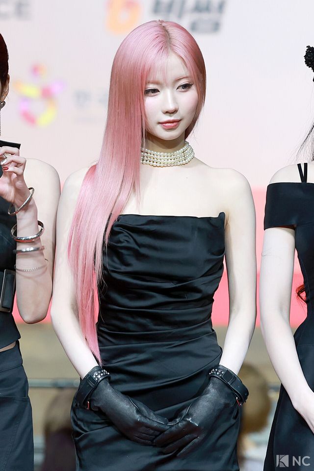 그룹 베이비몬스터(BABY MONSTER) 아사가 25일 인천시 중구 운서동 인스파이어 아레나에서 진행된 ‘2025 SBS&nbsp;가요대전’ 공연에 앞서 레드카펫을 밟고 있다. 사진=김규빈 기자