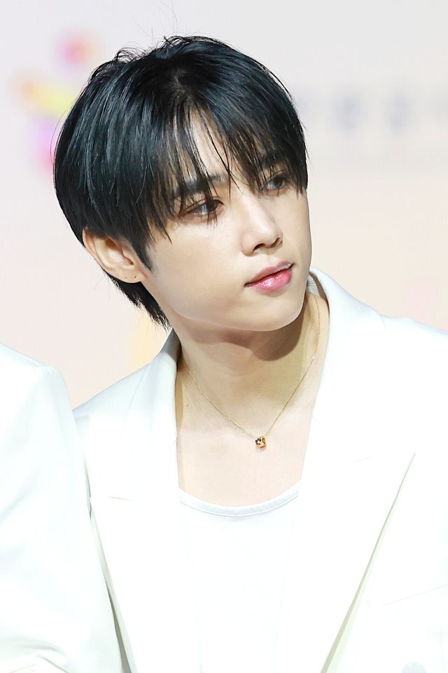 그룹 더보이즈(THE BOYZ) 선우가 25일 인천시 중구 운서동 인스파이어 아레나에서 진행된 ‘2025 SBS&nbsp;가요대전’ 공연에 앞서 레드카펫을 밟고 있다. 사진=김규빈 기자